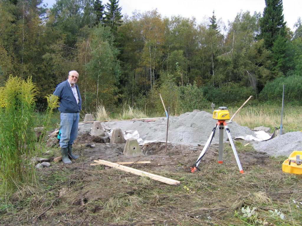 Lennart Nyström studerar grundarbetet