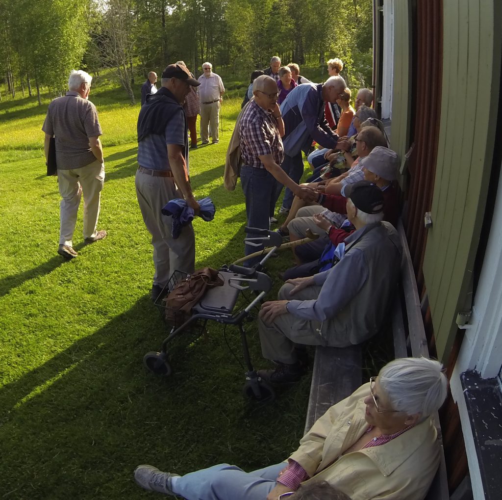 Vila vid stugväggen