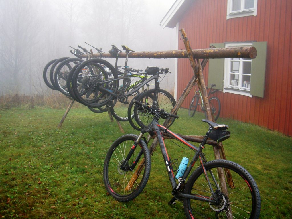 MTB-cyklar i dimma